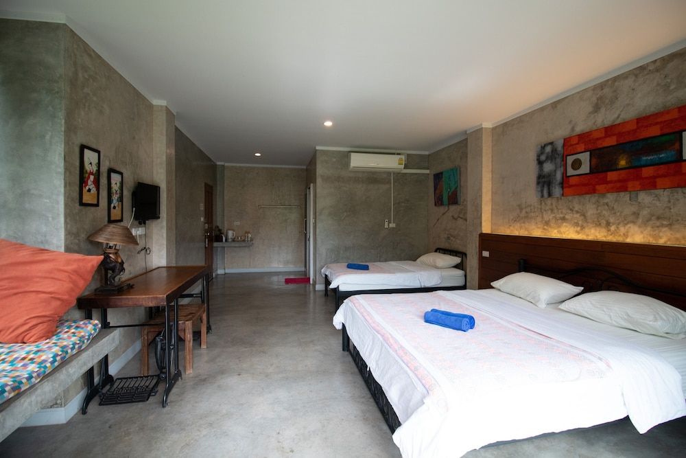 GongKaew HuenKum Hotel Family Triple Room 7