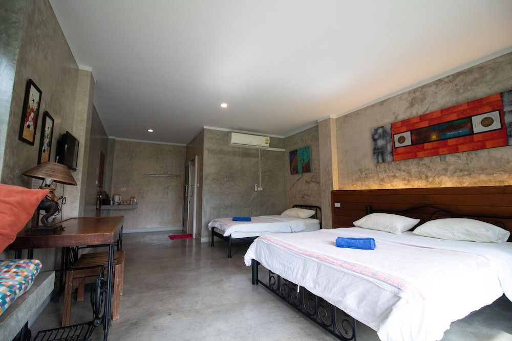 GongKaew HuenKum Hotel Family Triple Room 6