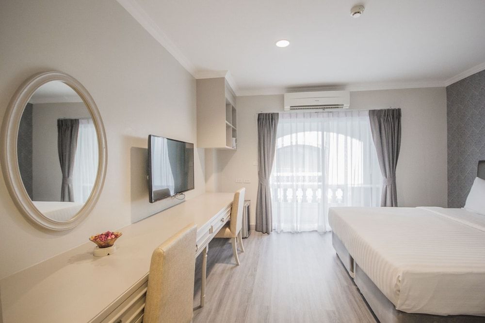 Romance Hotel Srinakarin Studio, 1 King Bed 3