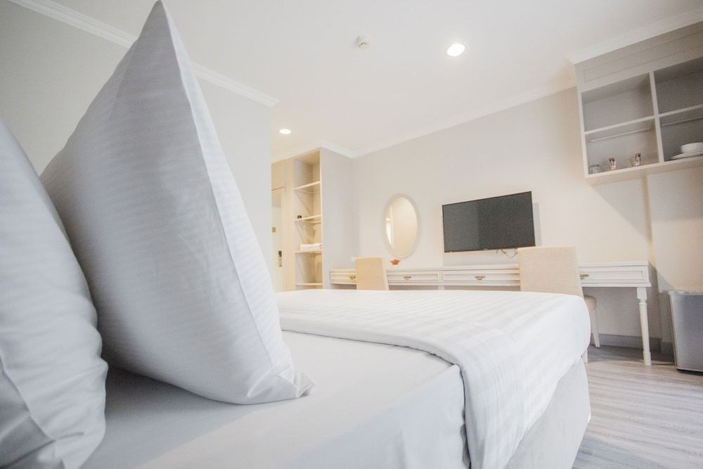 Romance Hotel Srinakarin Studio, 1 King Bed 4