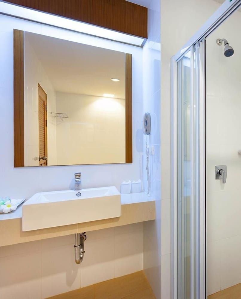 Rawai Princess Hotel Deluxe Room, Partial Sea View 8