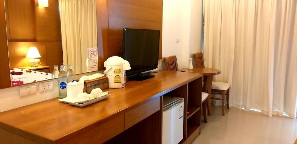 Rawai Princess Hotel Deluxe Room, Partial Sea View 3