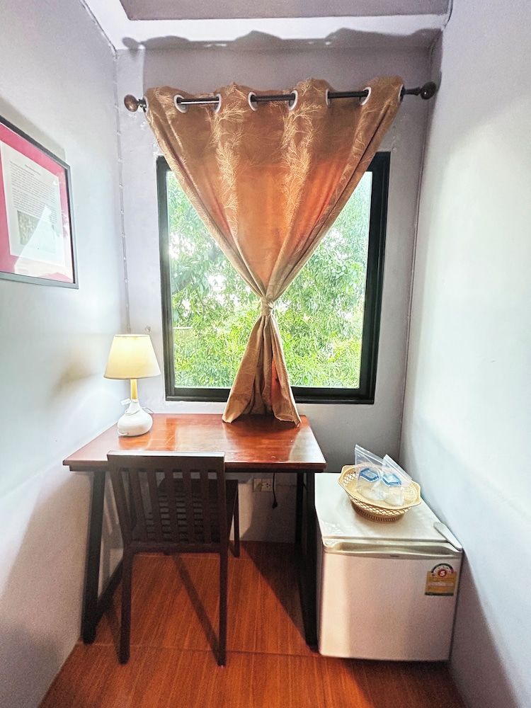 Hide Bangkok Hostel Deluxe Room with Shower 7