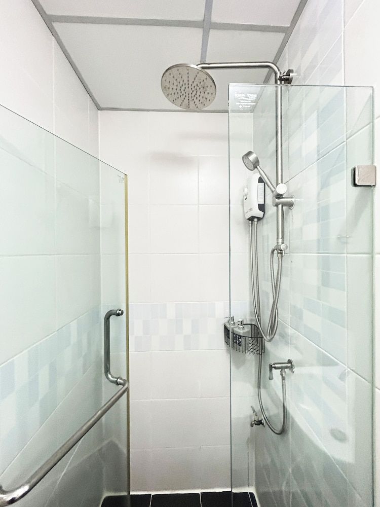 Hide Bangkok Hostel Deluxe Room with Shower 6