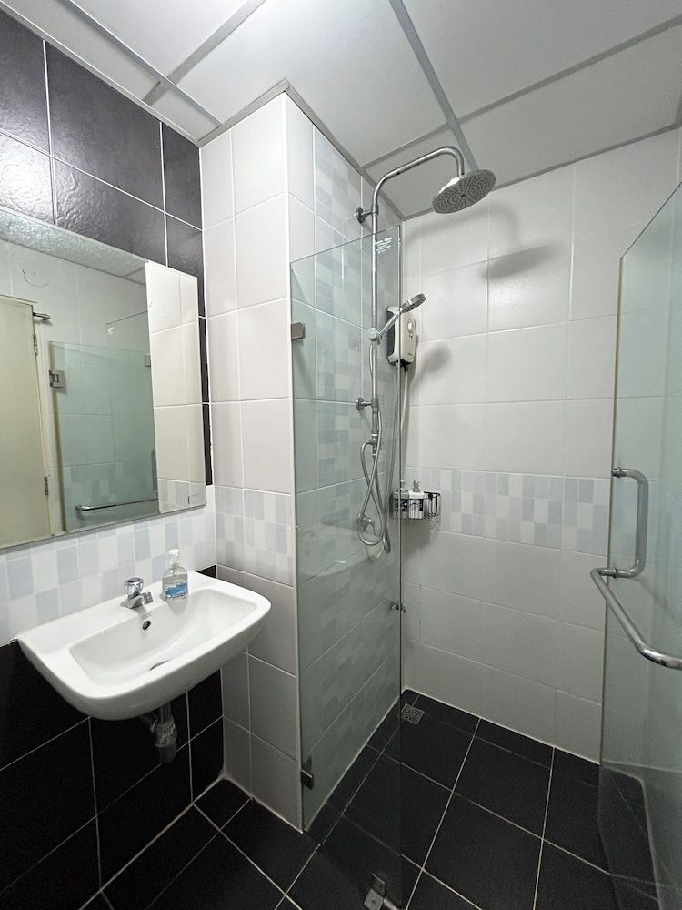 Hide Bangkok Hostel Deluxe Room with Shower 4