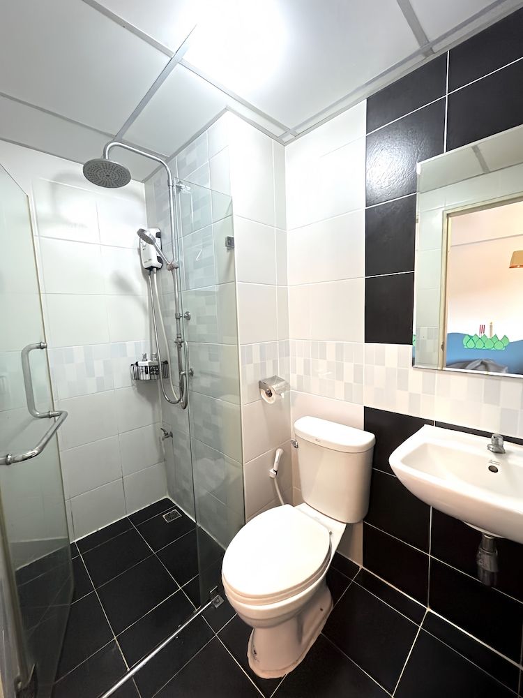 Hide Bangkok Hostel Deluxe Room with Shower 3