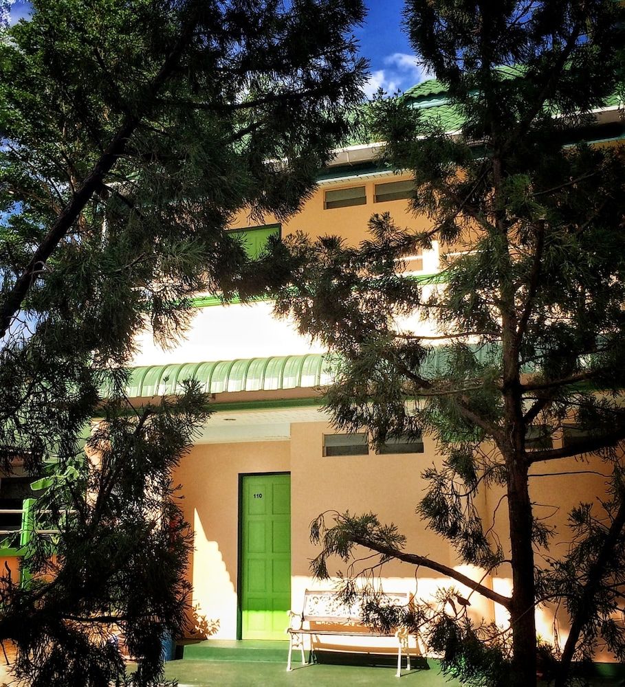 undefined J Holiday Inn 7