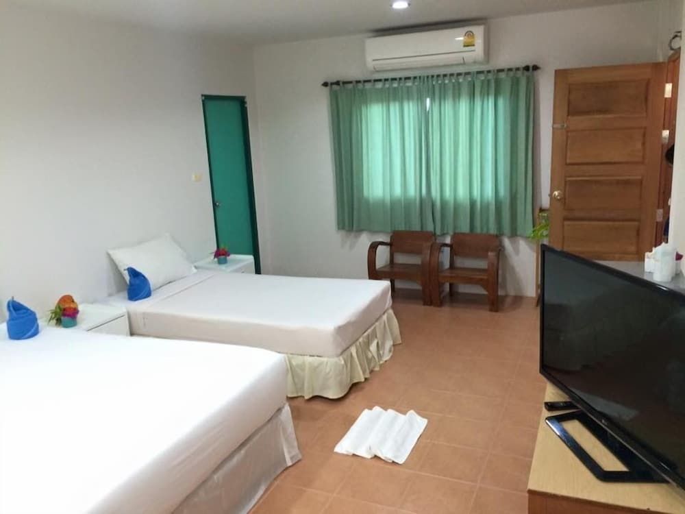 J Holiday Inn Family Double Room 5