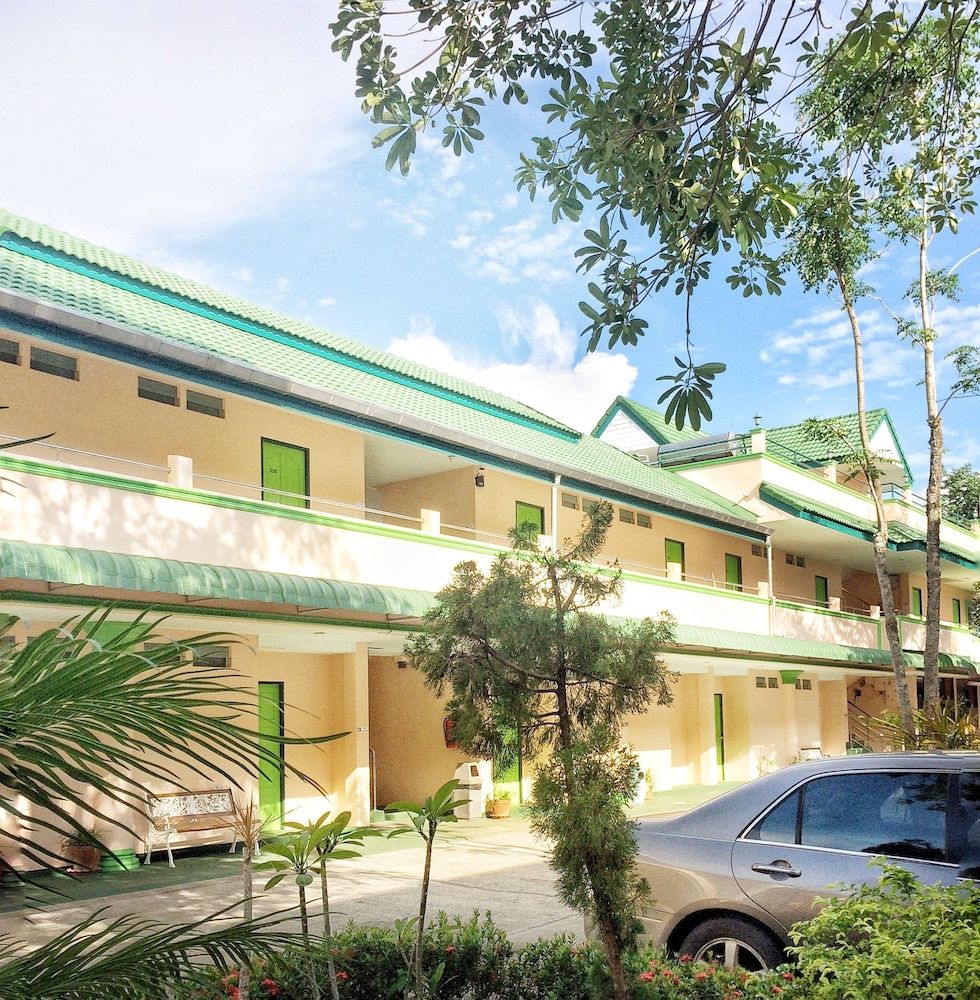 undefined J Holiday Inn 4