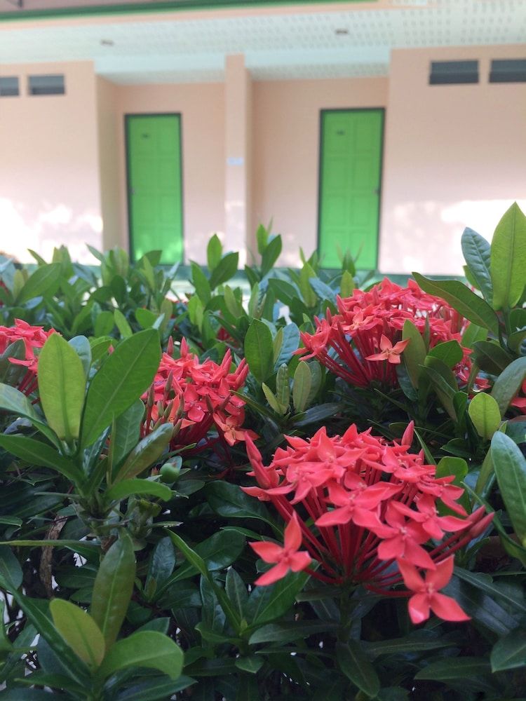 undefined J Holiday Inn 6