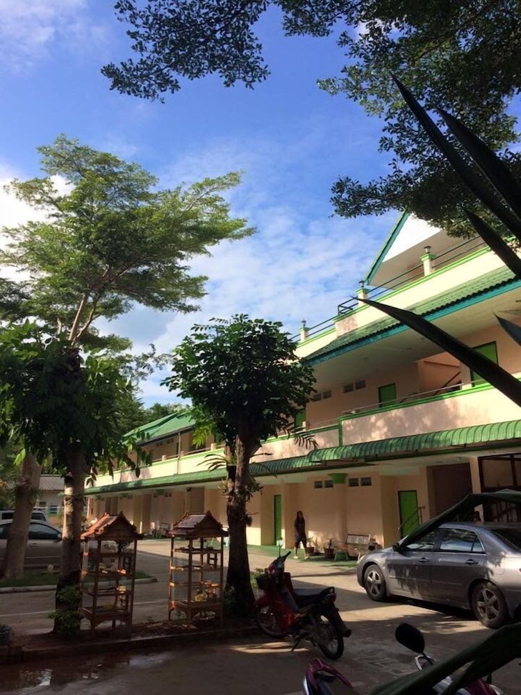 undefined J Holiday Inn 8