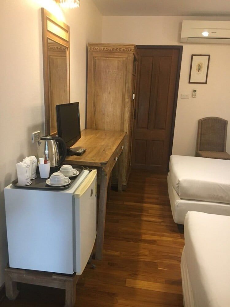 Sri-Pat Guesthouse Standard Twin Bed Room with Balcony 9