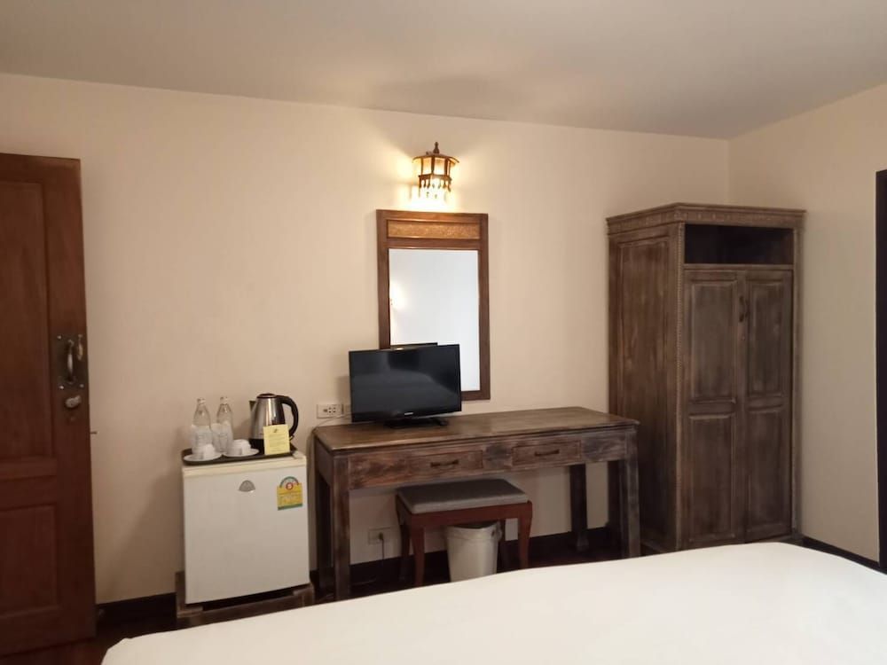 Sri-Pat Guesthouse Standard King Bed Room with Poolview and Balcony 7