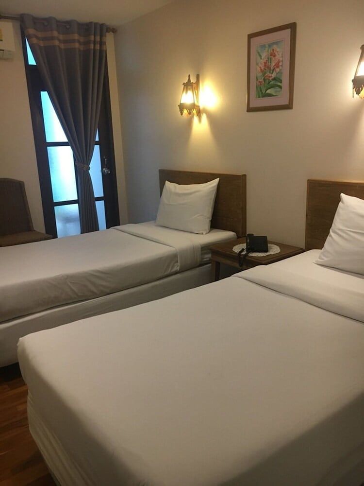 Sri-Pat Guesthouse Standard Twin Bed Room with Balcony 3