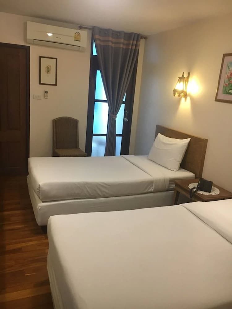 Sri-Pat Guesthouse Standard Twin Bed Room with Balcony 2