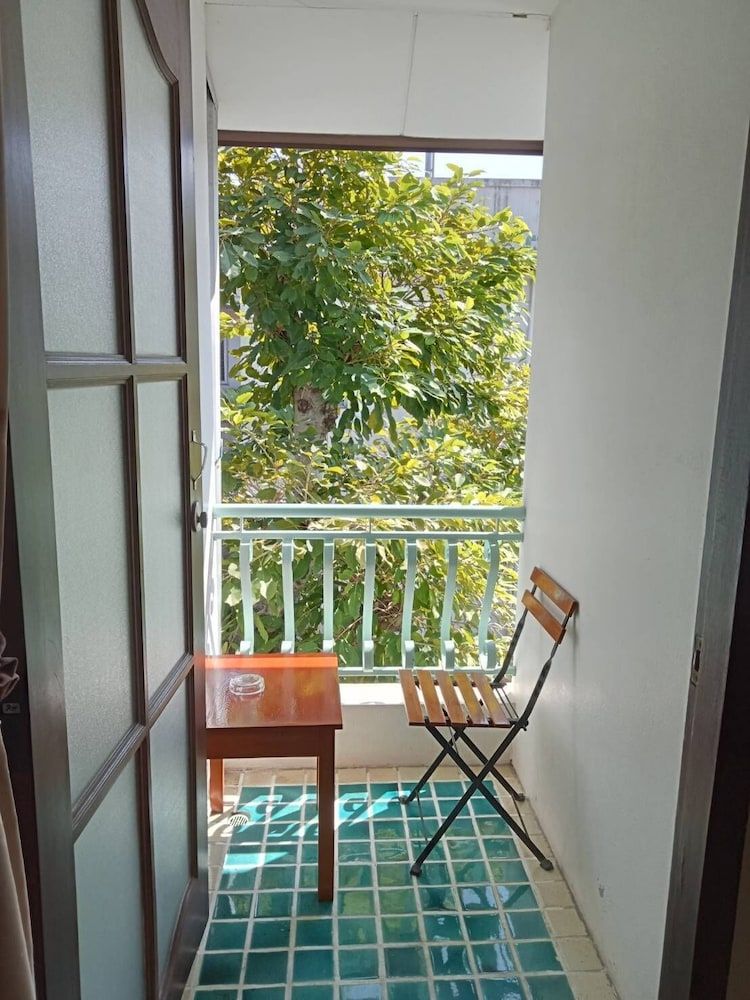 Sri-Pat Guesthouse Standard King Bed Room with Poolview and Balcony 3