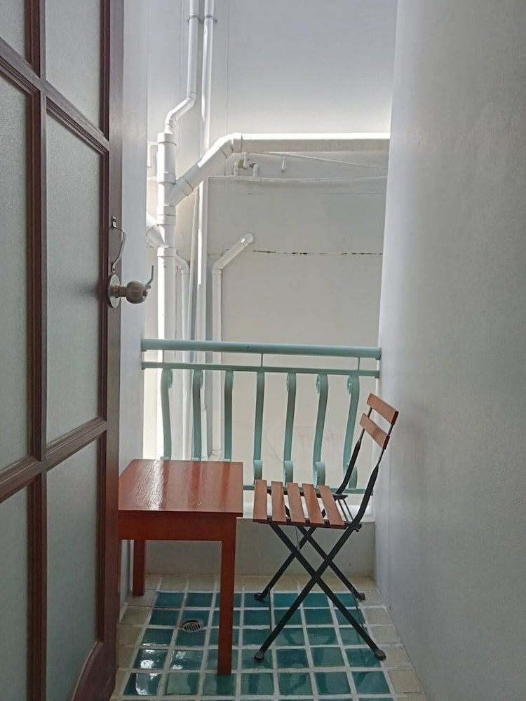 Sri-Pat Guesthouse Standard Twin Bed Room with Balcony 4