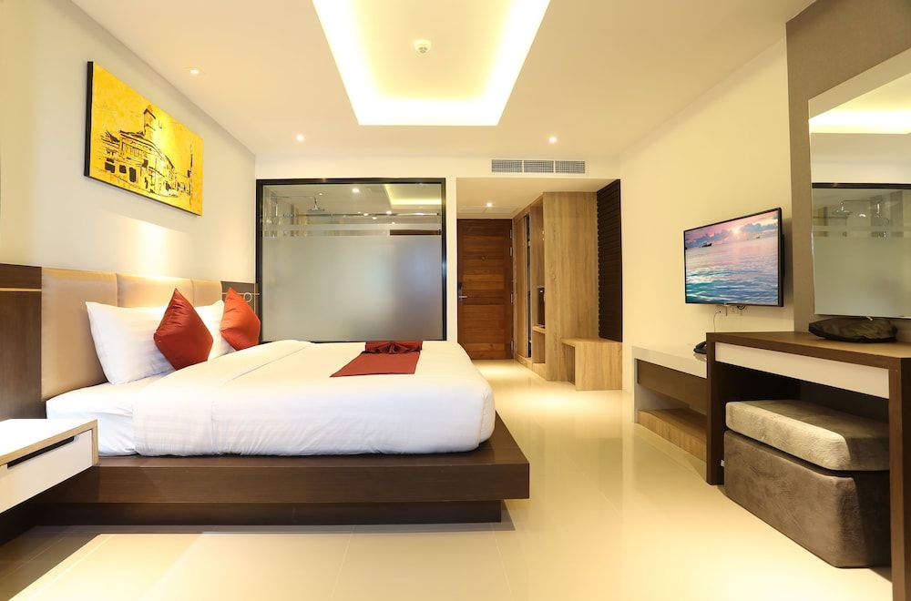 Paripas Patong Resort Deluxe Twin or Double Room with Balcony (No View) 2