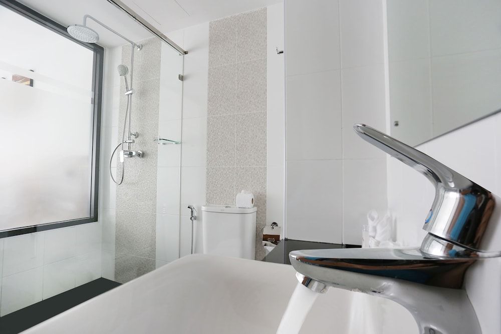 Paripas Patong Resort Deluxe Twin or Double Room with Balcony (No View) 5