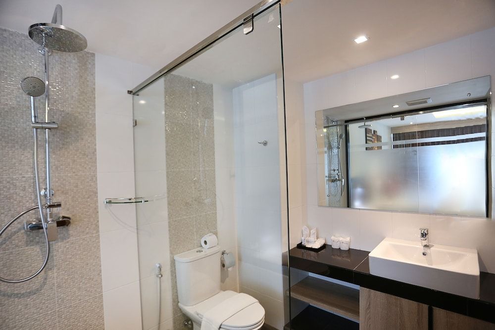 Paripas Patong Resort Deluxe Twin or Double Room with Balcony (No View) 4