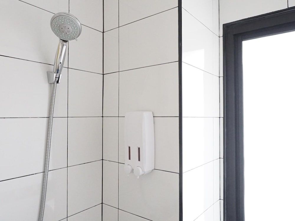 The Color Express Hotel Deluxe Twin Room 2