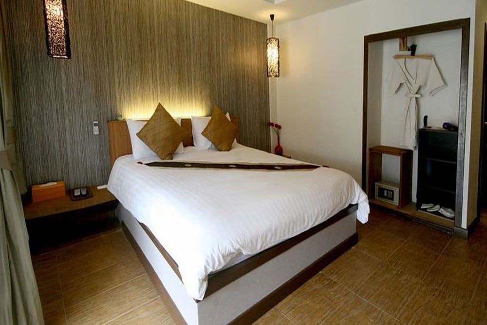 The Hideaway Resort Room, Jetted Tub, Poolside 2