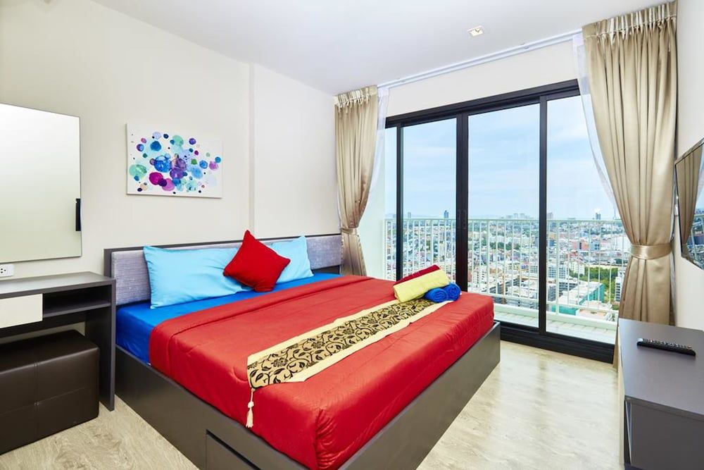 Pattaya Central Sea View Pool Suite Apartment City View 2