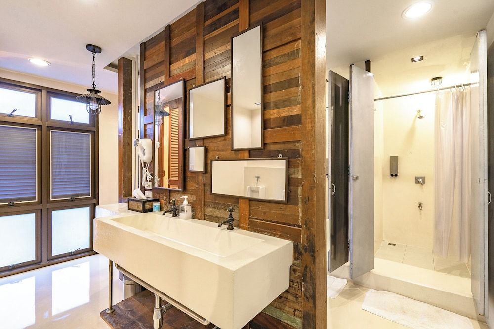 Siam Plug In Hostel Family Room with Shared Bathroom 4