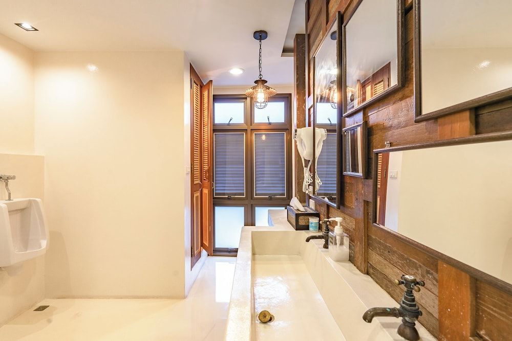 Siam Plug In Hostel Family Room with Shared Bathroom 5