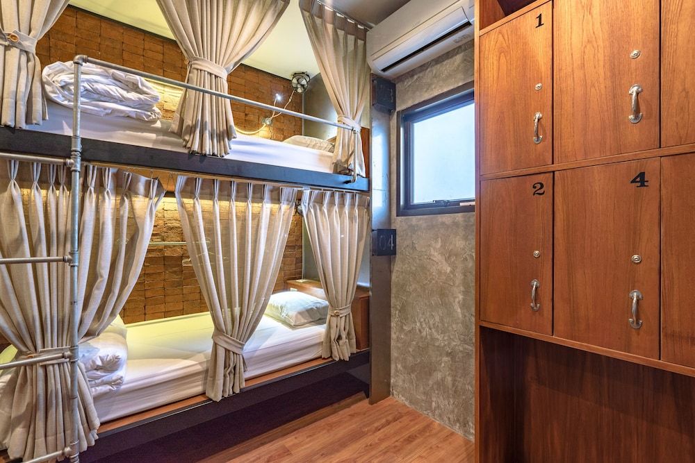 Siam Plug In Hostel Family Room with Shared Bathroom 2