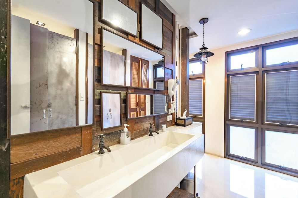 Siam Plug In Hostel Family Room with Shared Bathroom 5