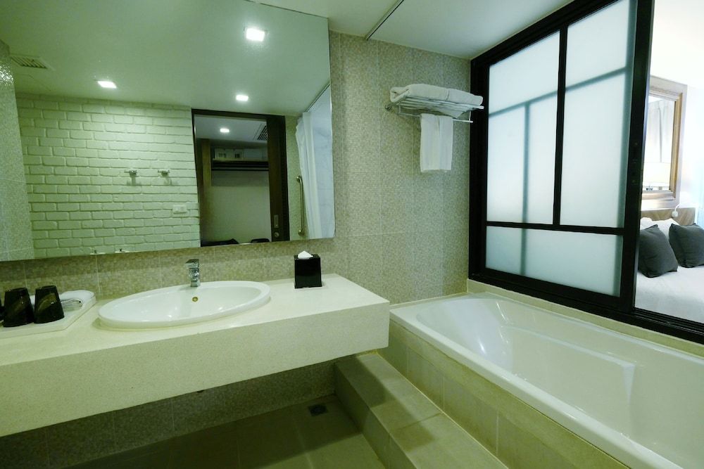 Art Mai Gallery Nimman Hotel Exclusive Pop Art Family Friendly 9