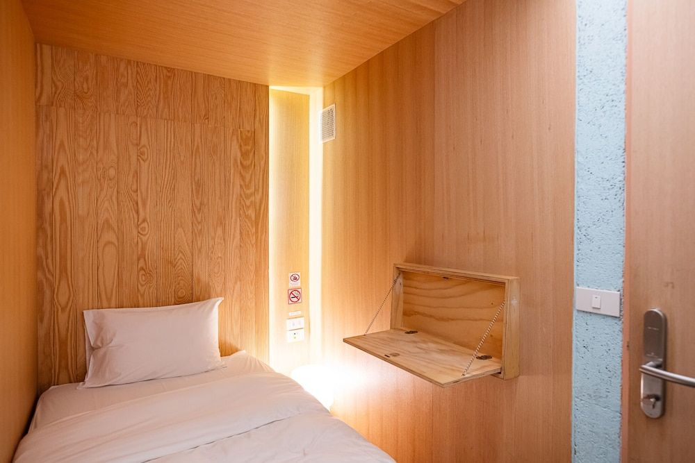 Single Room only for 8 hrs (Time of Stay 04:00 am - 08:00 am)