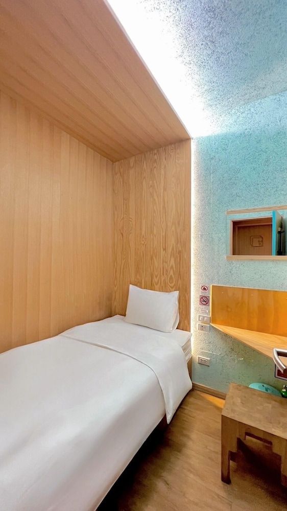 Single Room only for 8 hrs (Time of Stay 04:00 am - 08:00 am)