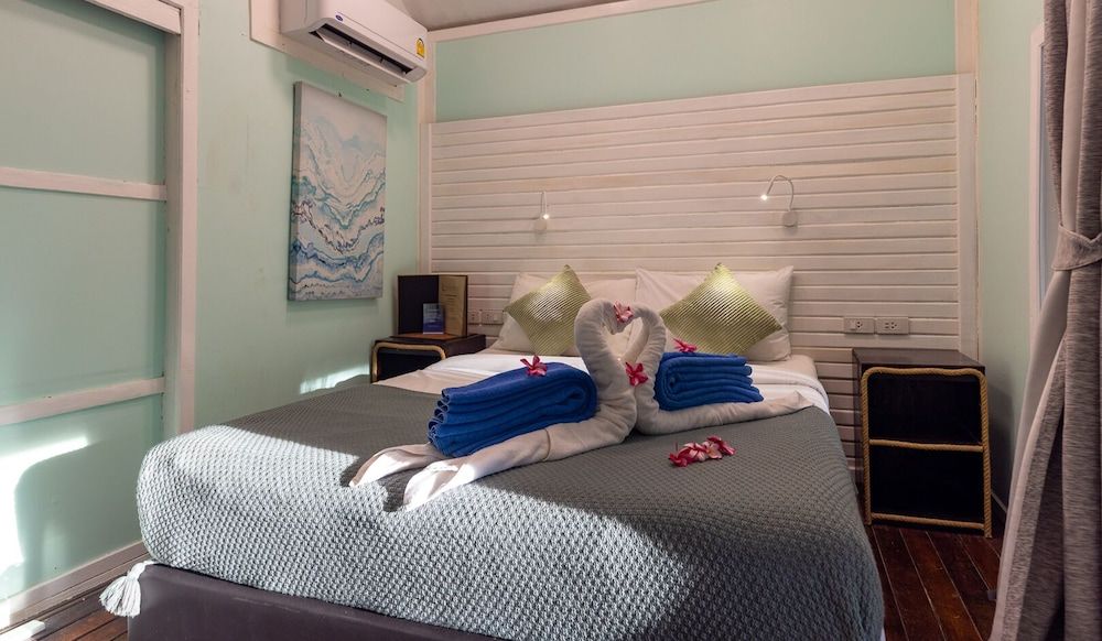 Phangan Beach Resort Panoramic Cabin, Balcony, Partial Ocean View 4