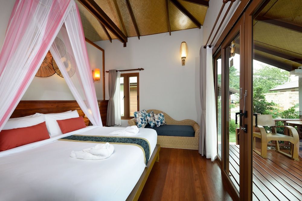Deluxe Sea View Villa (Second row on beach)