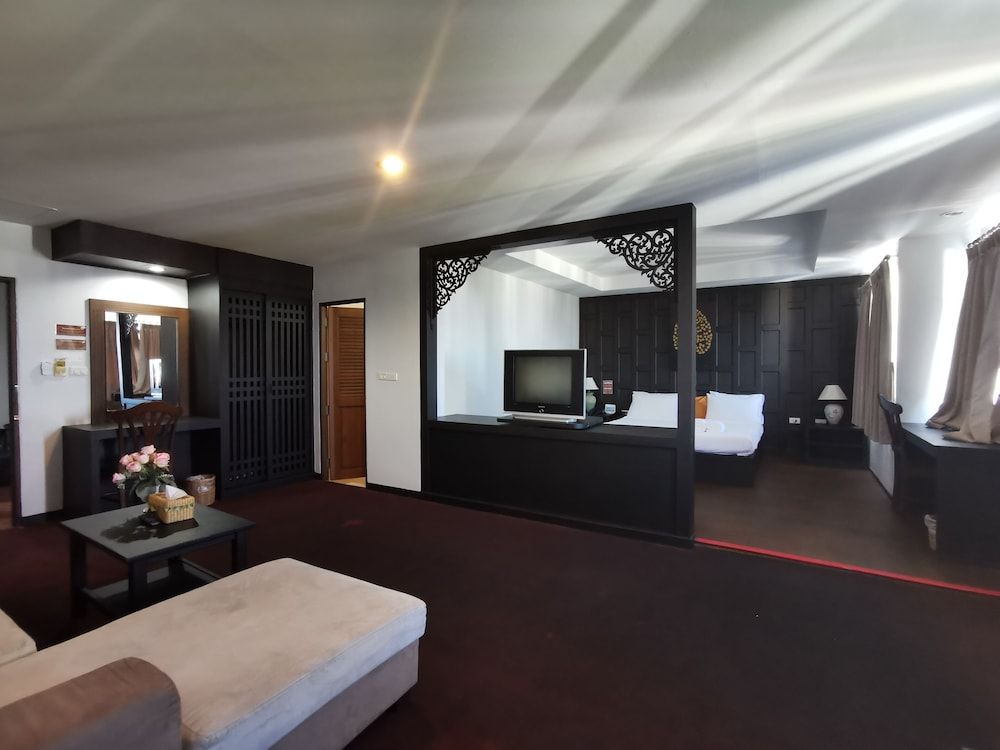 Nana Buri Hotel Suite 2