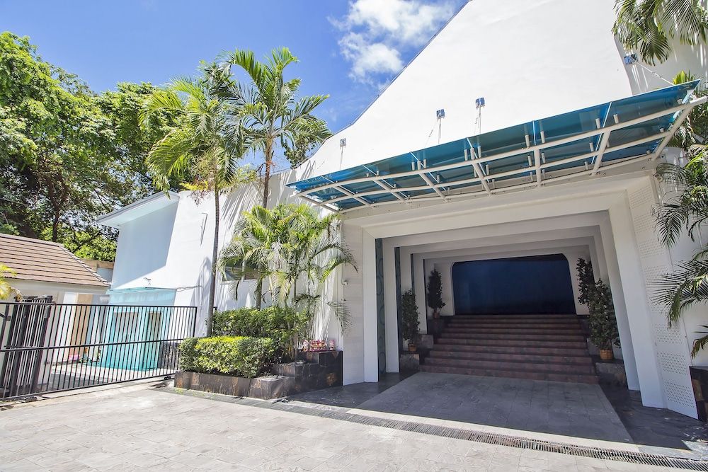 undefined Sharrow Bay 3