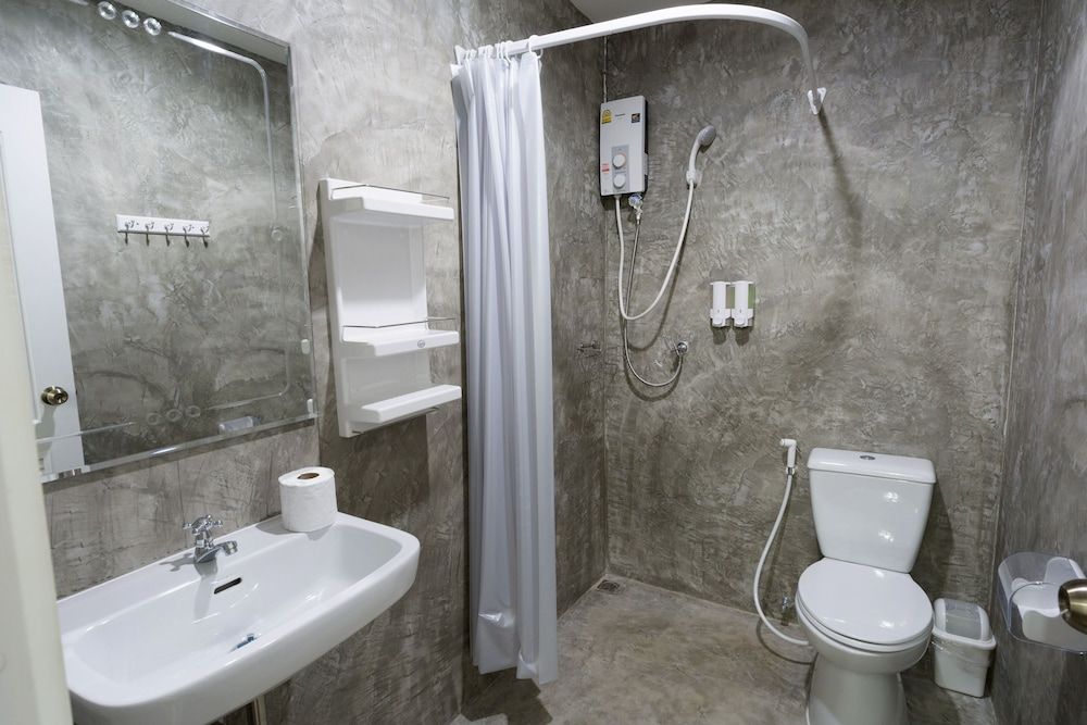 Double room private bathroom  - small window