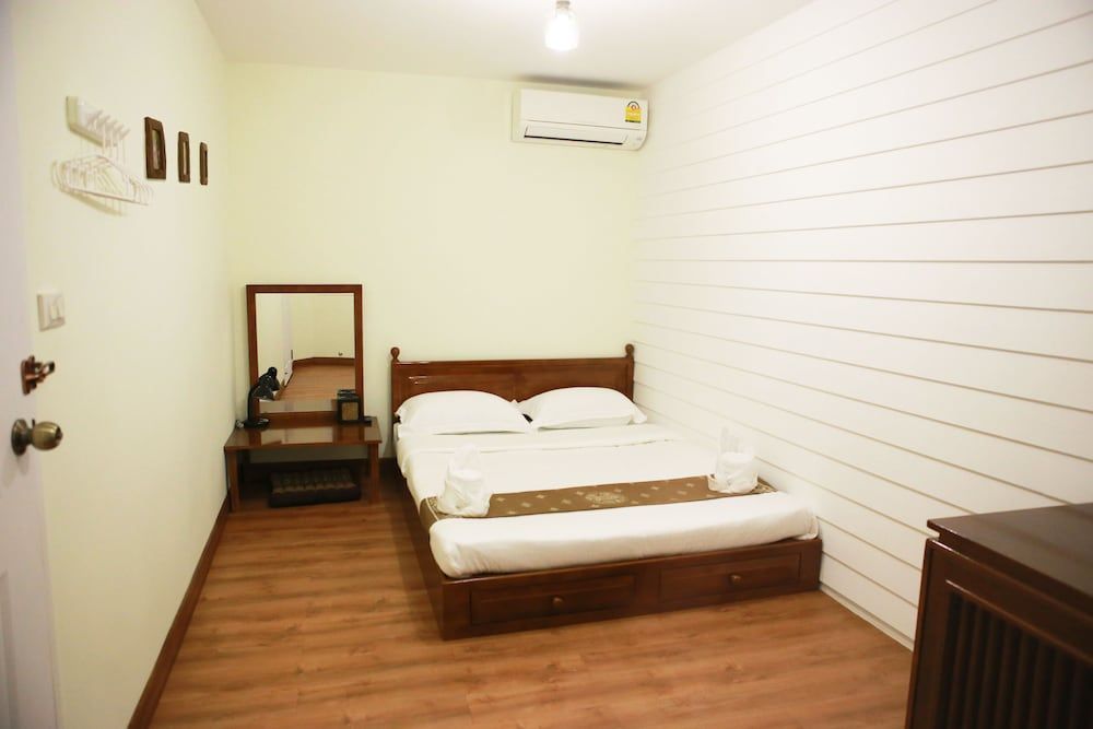 Double room private bathroom  - small window