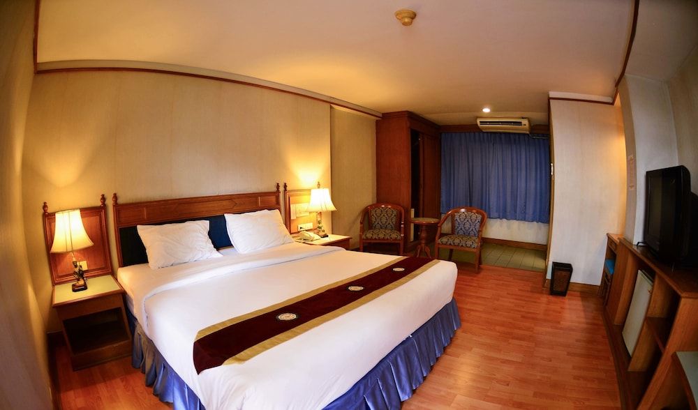 Silom Village Inn Standard Twin Room 4