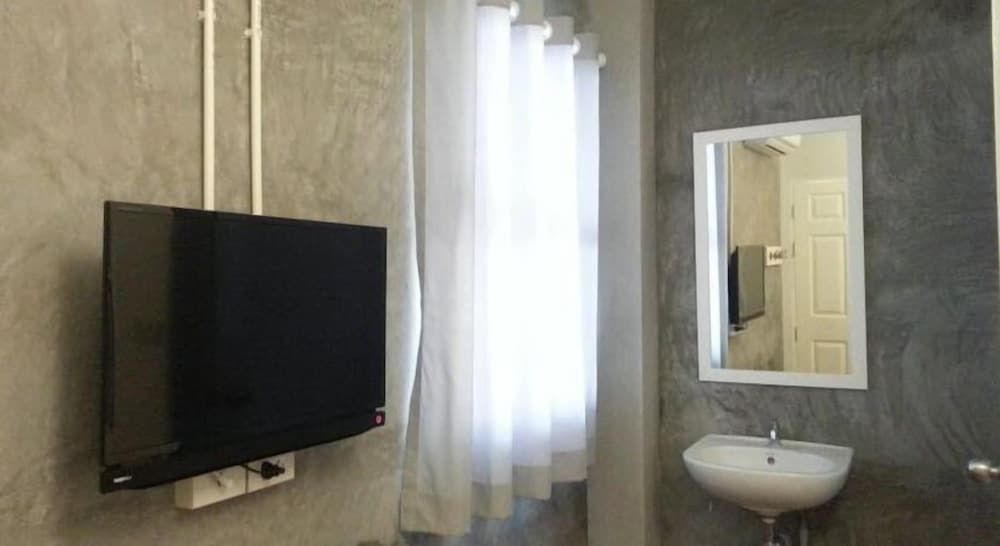 Ai Phuket Hostel Standard Double with Private Bathroom 6