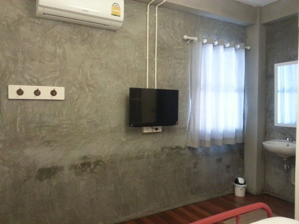 Ai Phuket Hostel Standard Double with Private Bathroom 4