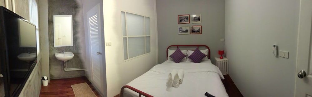 Ai Phuket Hostel Standard Double with Private Bathroom 9