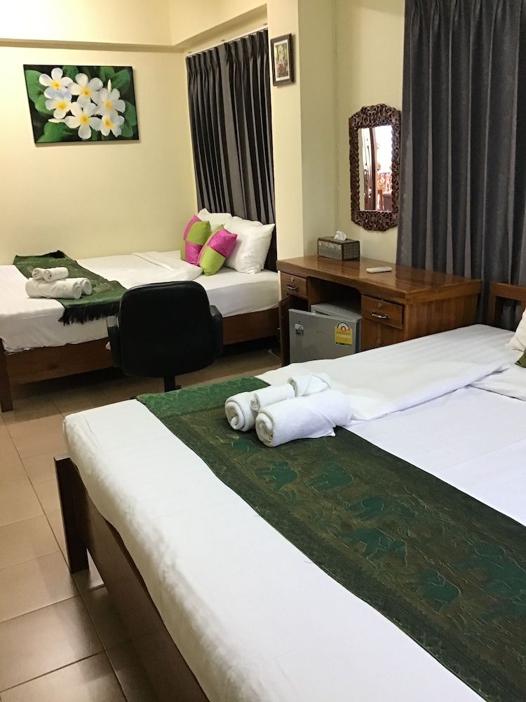 Saithong House Standard Room, 1 Bedroom, City View, Courtyard Area 4
