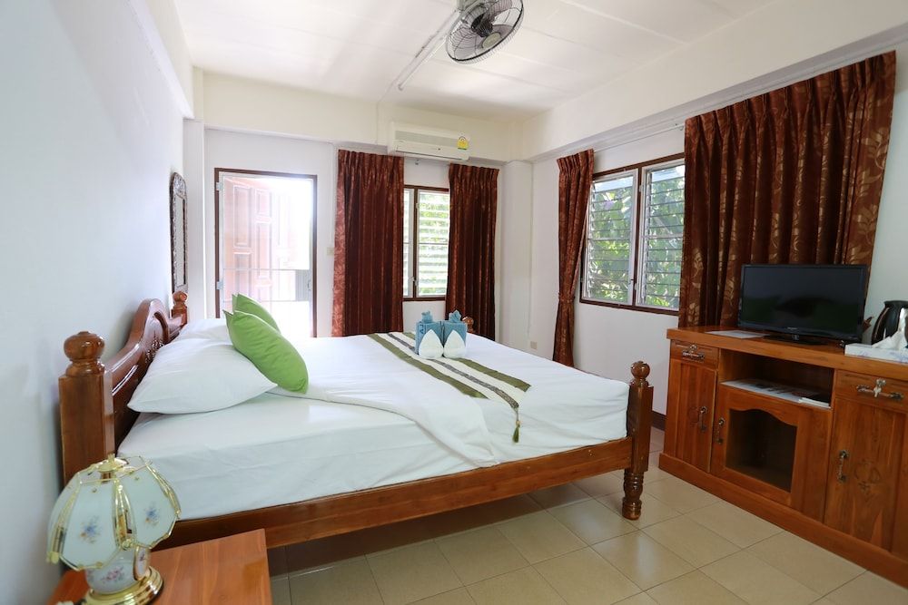 Saithong House Standard Room, 1 Bedroom, City View, Courtyard Area 6