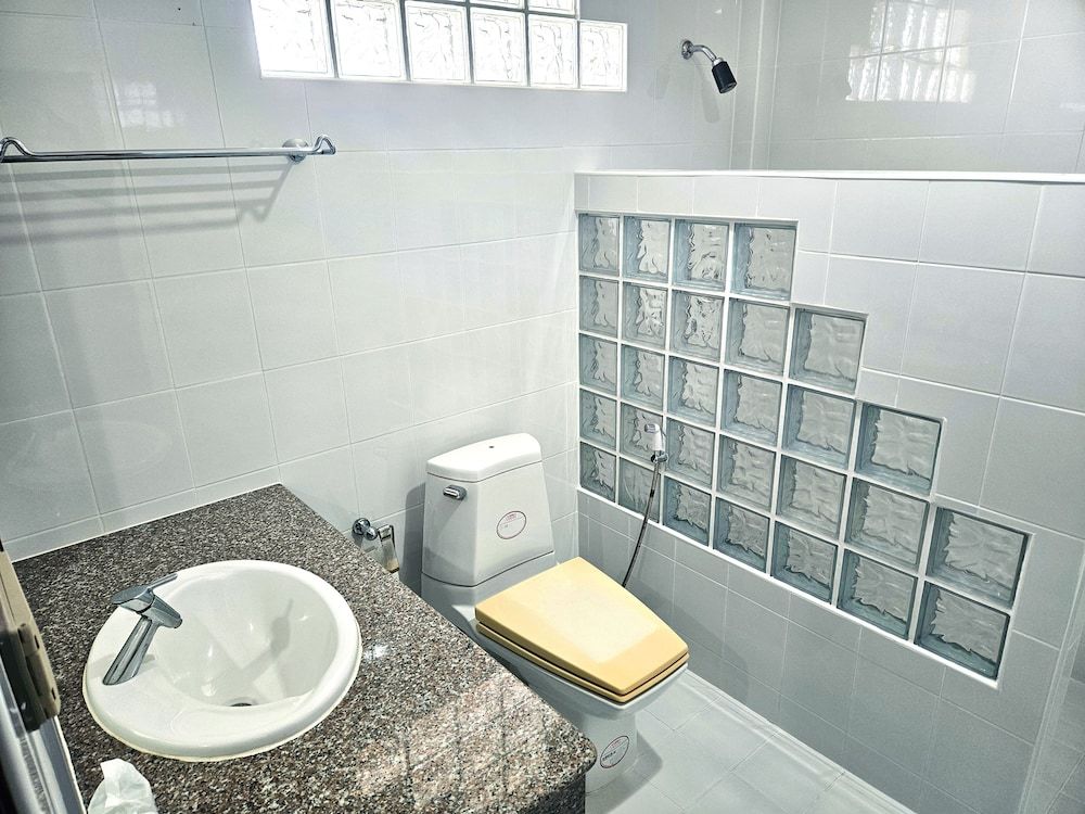 Thongpaeka Hotel Standard Double Room 5