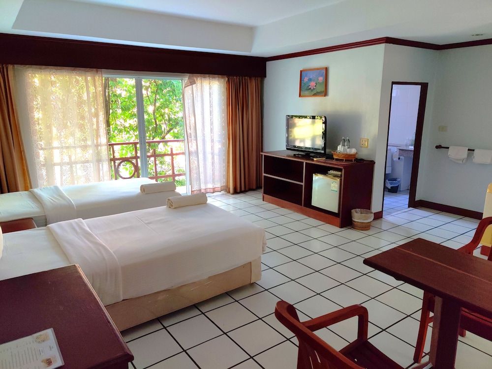 Thongpaeka Hotel VIP Room Twin Bed 3