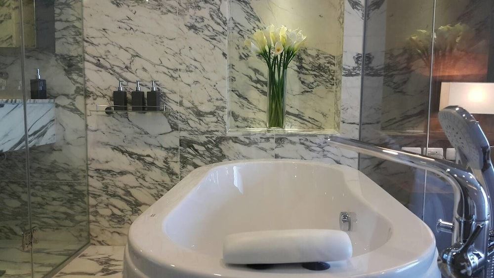 Siamese Ratchakru Residence Premium Apartment, 3 Bedrooms, Pool View 7