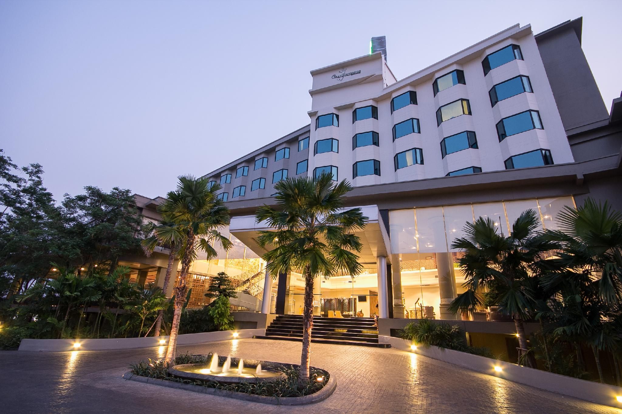 Grand Riverside Hotel